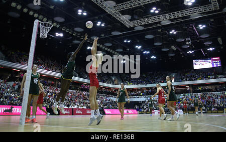 Una vista generale dell'Inghilterra vitalità rose contro il Sud Africa Spar Proteas durante la vitalità Netball Serie Internazionale in corrispondenza alla casella di rame, Londra. Foto Stock