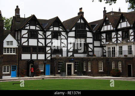 Granatiere della Guardia e garitta davanti la casa della regina a Sua Maestà il Palazzo Reale e la fortezza di La Torre di Londra, Regno Unito Foto Stock