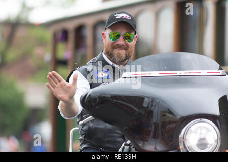 Louisville, Kentucky, Stati Uniti d'America - 03 Maggio 2018: il Pegasus Parade, uomo riding motociclo agitando per la fotocamera Foto Stock