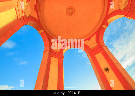 Vista inferiore di portici del Santuario della Madonna di San Luca sul cielo blu. Dettagli architettonici di antica dimora storica chiesa della Beata Vergine di San Luca. Bologna, Emilia Romagna, Italia, Europa. Foto Stock