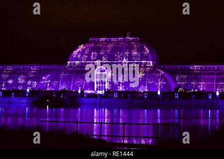 I Giardini di Kew la Casa delle Palme illuminata a Natale a Kew 2018 Foto Stock