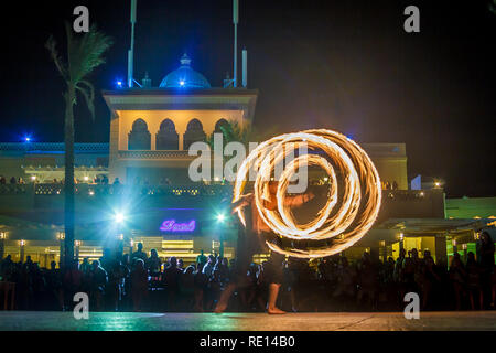 Le prestazioni di notte fire show davanti a una folla di persone sulla strada in Egitto Foto Stock