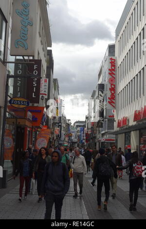 Gli amanti dello shopping sulla Hohe Street, una trafficata via dello shopping di Colonia, in Germania Ovest. La strada è parte di un grande designata zona pedonale. Foto Stock