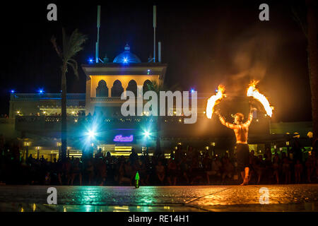 Le prestazioni di notte fire show davanti a una folla di persone sulla strada in Egitto Foto Stock