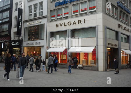 Negozi di designer all'angolo di Wallrafpl e Hohe Street nel cuore del principale quartiere dello shopping di Colonia. Foto Stock