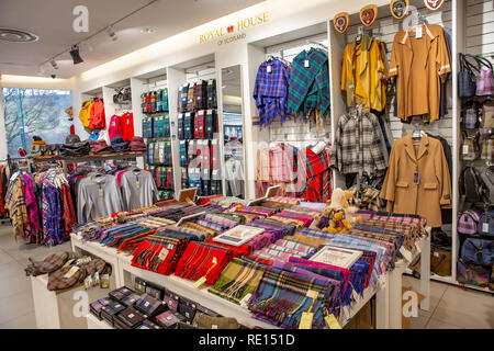 Interno di un negozio di abbigliamento a Edimburgo vendita di tartan scozzese sciarpe e altri capi di abbigliamento , Edimburgo, Scozia, Regno Unito Foto Stock