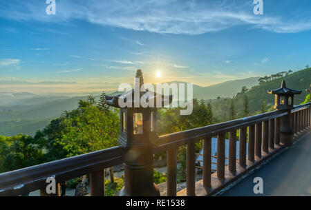 I raggi solari del magico di alba accanto alla lanterna di fronte al tempio cantiere accoglie con favore il nuovo bellissimo giorno Foto Stock