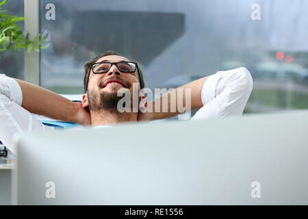 Bello sorridente adulto barbuto addetto di persona con le braccia incrociate Foto Stock