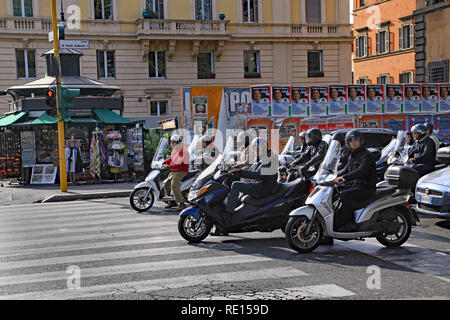 Roma - Ottobre 2011: Nell affollata città europee, scooters sono un buon modo di spremere attraverso gli spazi più stretti e sono una comune forma di transportatio Foto Stock