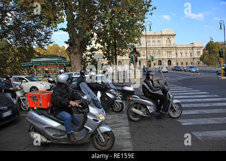 Roma - Ottobre 2011: Nell affollata città europee, scooters sono un buon modo di spremere attraverso gli spazi più stretti e sono una comune forma di transportatio Foto Stock