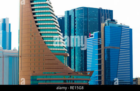 Dubai, Emirati Arabi Uniti - 28 Novembre 2018: vista dell'edificio moderno Sheraton Grand Hotel, Dubai Foto Stock