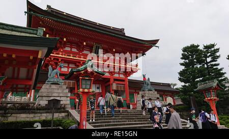 L'ingresso di Fushimi Inari santuario che è uno dei famosi punti di riferimento di Kyoto, Giappone. Foto Stock