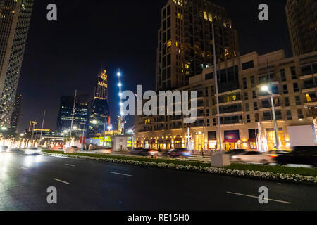 Passeggiata attraverso le strade della notte a Dubai. Foto Stock