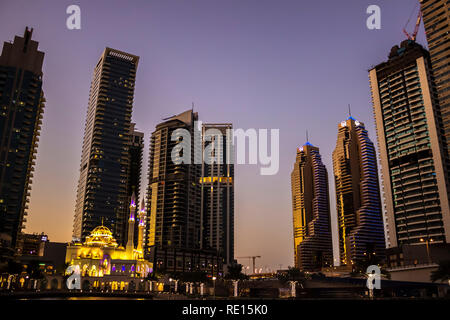 Dubai, Emirati Arabi Uniti - 29 Novembre 2018: Dubai è alto case in serata. Dubai Marina District. Foto Stock