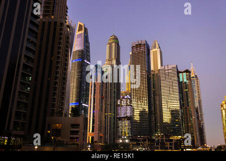 Dubai, Emirati Arabi Uniti - 29 Novembre 2018: Dubai è alto case in serata. Dubai Marina District. Foto Stock