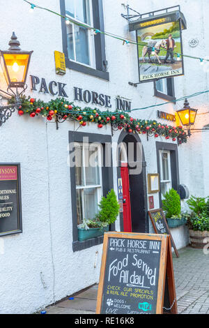 Pub tradizionale inglese il Pack Horse Inn a Keswick centro città,Lake District,Cumbria,Inghilterra Foto Stock