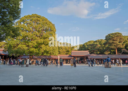 Le persone che visitano Meiji Jingu a Tokyo in Giappone Foto Stock