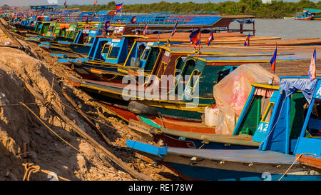 Lago Tonle Sap cambogia pescatori e barche Foto Stock