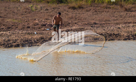 Lago Tonle Sap cambogia pescatori e barche Foto Stock