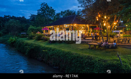 Lanterna in pai presso il fiume nord della Thailandia Foto Stock