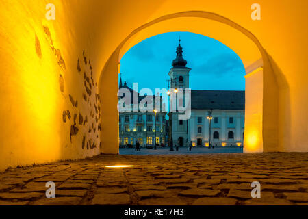 Vista la Sibiu il comune hall e la grande piazza a Sibiu in Romania. Foto Stock