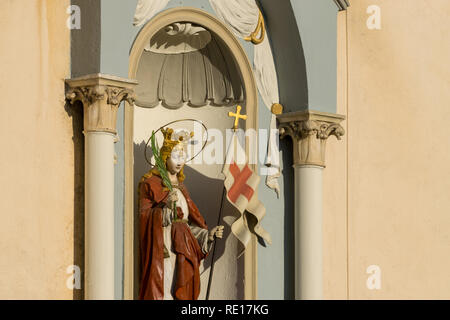 Vergine Maria statua in una chiesa cattolica facciata a Sibiu in Romania. Foto Stock