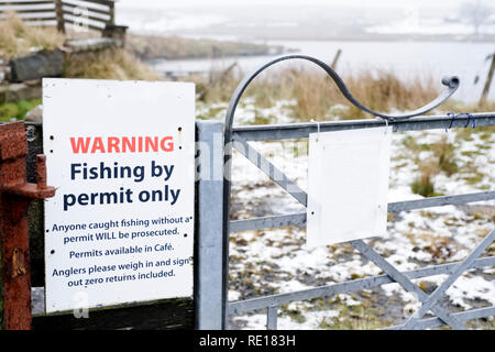 Permesso di pesca solo segno di avvertimento al lago privato e loch in campagna Foto Stock