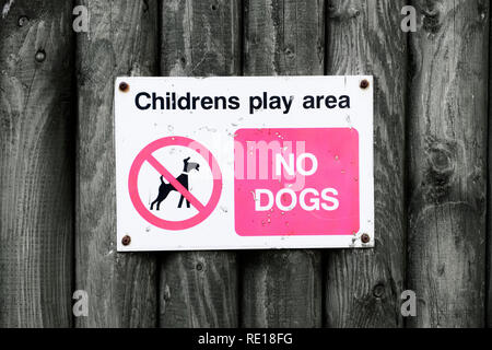 Cani non ammessi in area gioco per bambini segno Foto Stock