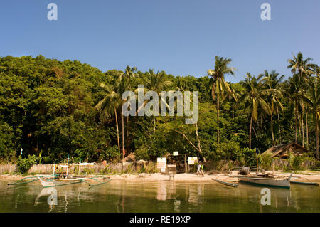 I rifiuti residui dal Nido Resort sull'isola di Comocutuan isola. Palawan Filippine Foto Stock