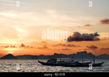 Vele di imbarcazioni attraverso il Mare della Cina del Sud. Il nido. Palawan. Palawan s El Nido scenario mozzafiato fatto di colline di pietra calcarea e lagune El Nido La Philipp Foto Stock
