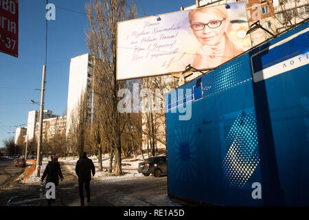 Annuncio tramite affissioni dell'Ucraina candidato presidenziale Yulia Tymoshenko a Kiev sulla gelida giornata invernale nel gennaio come lei ha fatto del suo meglio per cogliere le opportunità di leadership. Foto Stock