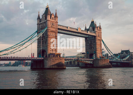 Spettacolare il Tower Bridge di Londra al tramonto Foto Stock