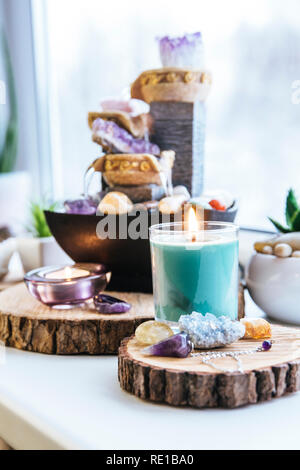 Spirituale rilassante Feng Shui altare con la natura, di acqua e di elemento fuoco. Il piano portapaziente piccola fontana elettrica con acqua versando tazze. Simbolo di ricchezza. Foto Stock