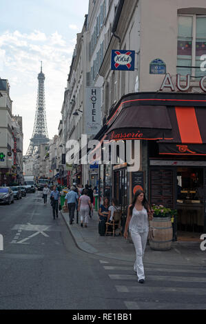 Vista generale della Torre Eiffel e strada Parigina, Parigi, Francia Foto Stock