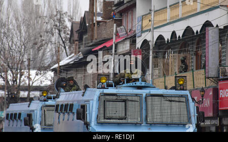 Srinagar, India. Xix gen, 2019. Cordon e operazione di ricerca sono state lanciate nel centro città Lalchowk, Srinagar. Pertinentemente una granata attentato è stato testimone di circa la stessa area in cui il cordone e la operazione di ricerca sono stati lanciati. Credito: Muzamil Mattoo/Pacific Press/Alamy Live News Foto Stock