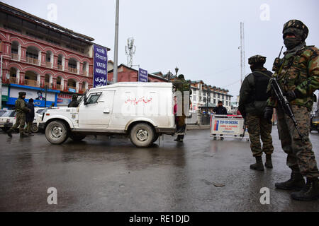 Srinagar, India. Xix gen, 2019. Cordon e operazione di ricerca sono state lanciate nel centro città Lalchowk, Srinagar. Pertinentemente una granata attentato è stato testimone di circa la stessa area in cui il cordone e la operazione di ricerca sono stati lanciati. Credito: Muzamil Mattoo/Pacific Press/Alamy Live News Foto Stock