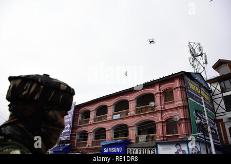 Srinagar, India. Xix gen, 2019. Cordon e operazione di ricerca sono state lanciate nel centro città Lalchowk, Srinagar. Pertinentemente una granata attentato è stato testimone di circa la stessa area in cui il cordone e la operazione di ricerca sono stati lanciati. Credito: Muzamil Mattoo/Pacific Press/Alamy Live News Foto Stock