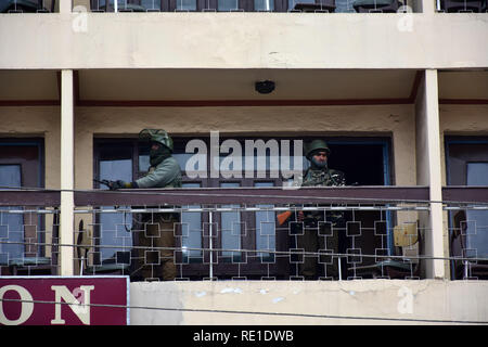 Srinagar, India. Xix gen, 2019. Cordon e operazione di ricerca sono state lanciate nel centro città Lalchowk, Srinagar. Pertinentemente una granata attentato è stato testimone di circa la stessa area in cui il cordone e la operazione di ricerca sono stati lanciati. Credito: Muzamil Mattoo/Pacific Press/Alamy Live News Foto Stock