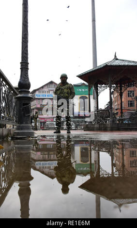 Srinagar, India. Xix gen, 2019. Cordon e operazione di ricerca sono state lanciate nel centro città Lalchowk, Srinagar. Pertinentemente una granata attentato è stato testimone di circa la stessa area in cui il cordone e la operazione di ricerca sono stati lanciati. Credito: Muzamil Mattoo/Pacific Press/Alamy Live News Foto Stock