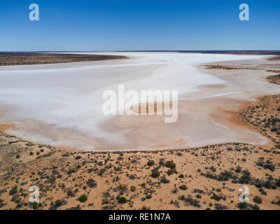 Antenna di una piccola sezione di isola della Laguna di sale di un lago vicino Pimba Sud Australia Foto Stock