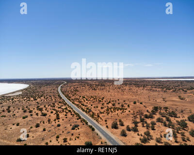 Antenna di Stuart Highway come passa i laghi di sale nel South Australian Outback. Foto Stock