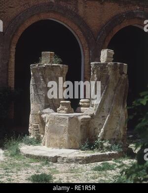 ALJIBE CON DOS COLUMNAS DEL PATIO DE ARMAS DEL CASTILLO DE BELMONTE - SIGLO XV. Posizione: CASTILLO. BELMONTE. A Cuenca. Spagna. Foto Stock