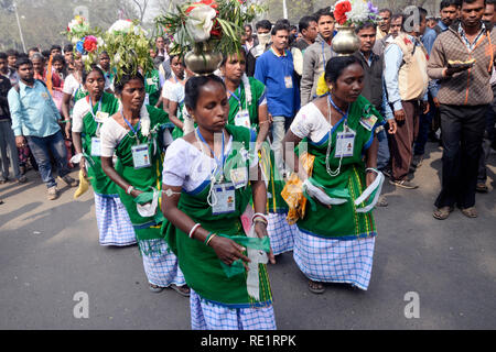 Il Bengala Occidentale, India. Xix gen, 2019. Donne tribali effettuare ballare durante tutta l India Trinamool Congress o AITMC mega brigata rally. Credito: Saikat Paolo/Pacific Press/Alamy Live News Foto Stock