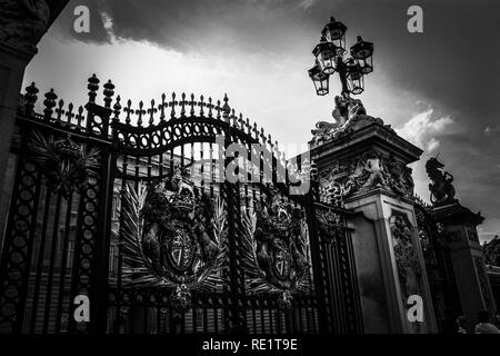 Alto contrasto b&w immagine dell'ornato cancello principale con lo stemma reale a Buckingham Palace a Londra, Regno Unito Foto Stock