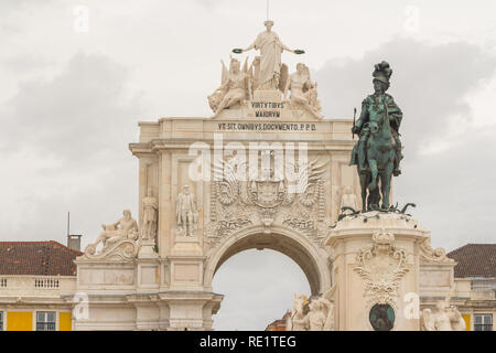 Statua di re Giuseppe I e l'arco trionfale in piazza del commercio a Lisbona, Portogallo Foto Stock