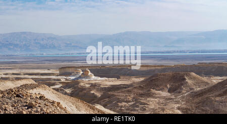 Il Mar Morto in Israele e le montagne di Moav in Giordania dal di sotto a Masada mostrante la landforms ed erosione causata dal prosciugamento del Mare Foto Stock