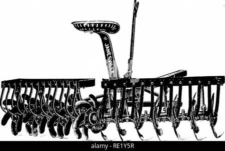. Il mais; crescente, a giudicare, incrociando, alimentando, marketing; per l'agricoltore, studente e insegnante di agricoltura, un libro di testo per collegi agricoli e shcools alta. Il mais. Piena erpice a dischi. Il più comunemente usato in Iowa. Levetta campi ora sono di solito ha arato in primavera prima di aratura. Così facendo il terreno superficiale è allentato e una polvere di telone in tal modo se- indurita che realizza tre cose: primo, la superficie delle aperture dei tubi capillari sono lirnken. Questo non solo impedisce la perdita. ^i*ll"%|^ ^^ SPADING erpice a dischi. Quando è impostato a un angolo che è in grado di tagliare gli steli completamente. In zolla il pezzo Foto Stock