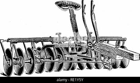 . Il mais; crescente, a giudicare, incrociando, alimentando, marketing; per l'agricoltore, studente e insegnante di agricoltura, un libro di testo per collegi agricoli e shcools alta. Il mais. Dischi 141 poiché l'attrezzo le aziende hanno messo fuori a doppia fila taglierine, disegnato da tre cavalli, la singola riga di taglierini hanno in gran parte caduta in disuso.. Piena erpice a dischi. Il più comunemente usato in Iowa. Levetta campi ora sono di solito ha arato in primavera prima di aratura. Così facendo il terreno superficiale è allentato e una polvere di telone in tal modo se- indurita che realizza tre cose: primo, la superficie delle aperture dei tubi capillari di un Foto Stock