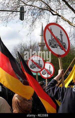 Rally della NPD partito e la Destra Movimento Pro NRW davanti alla Moschea Merkez, Duisburg-Marxloh Foto Stock