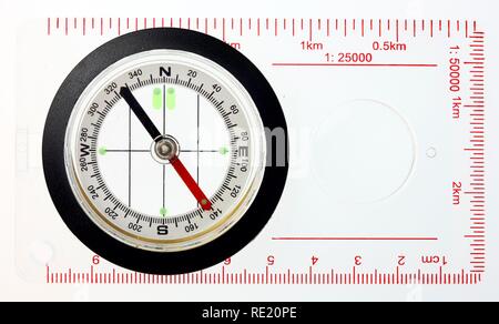 Bussola, escursionismo bussola, trasparente per un orientamento su una mappa Foto Stock
